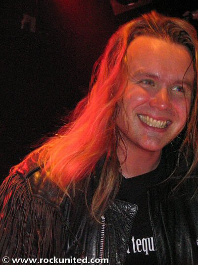 Guitarist Emppu Vuorinen showed that the countless gigs with Nightwish have made him a true professional entertainer, not to mention a virtuoso guitarist. - bf10